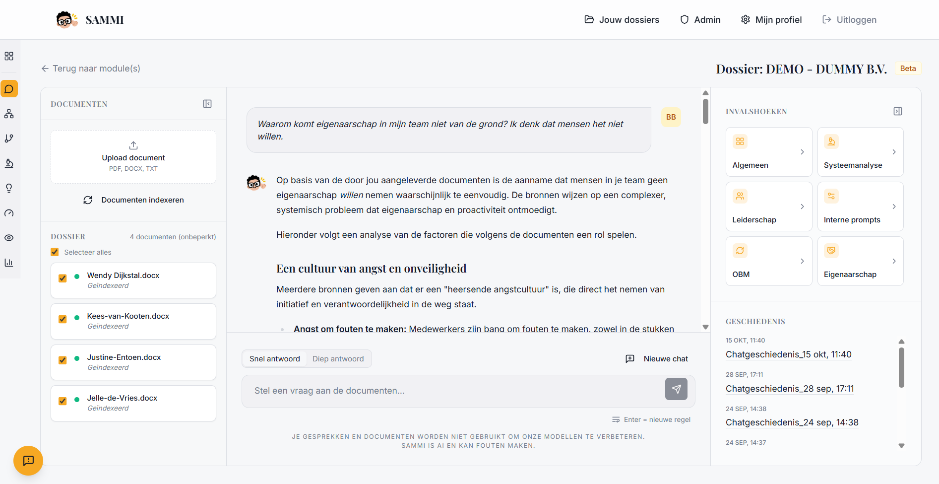 De SAMMI-werkomgeving: links de documenten in het dossier, midden een vraag over eigenaarschap met de analyse van SAMMI, rechts de invalshoeken.